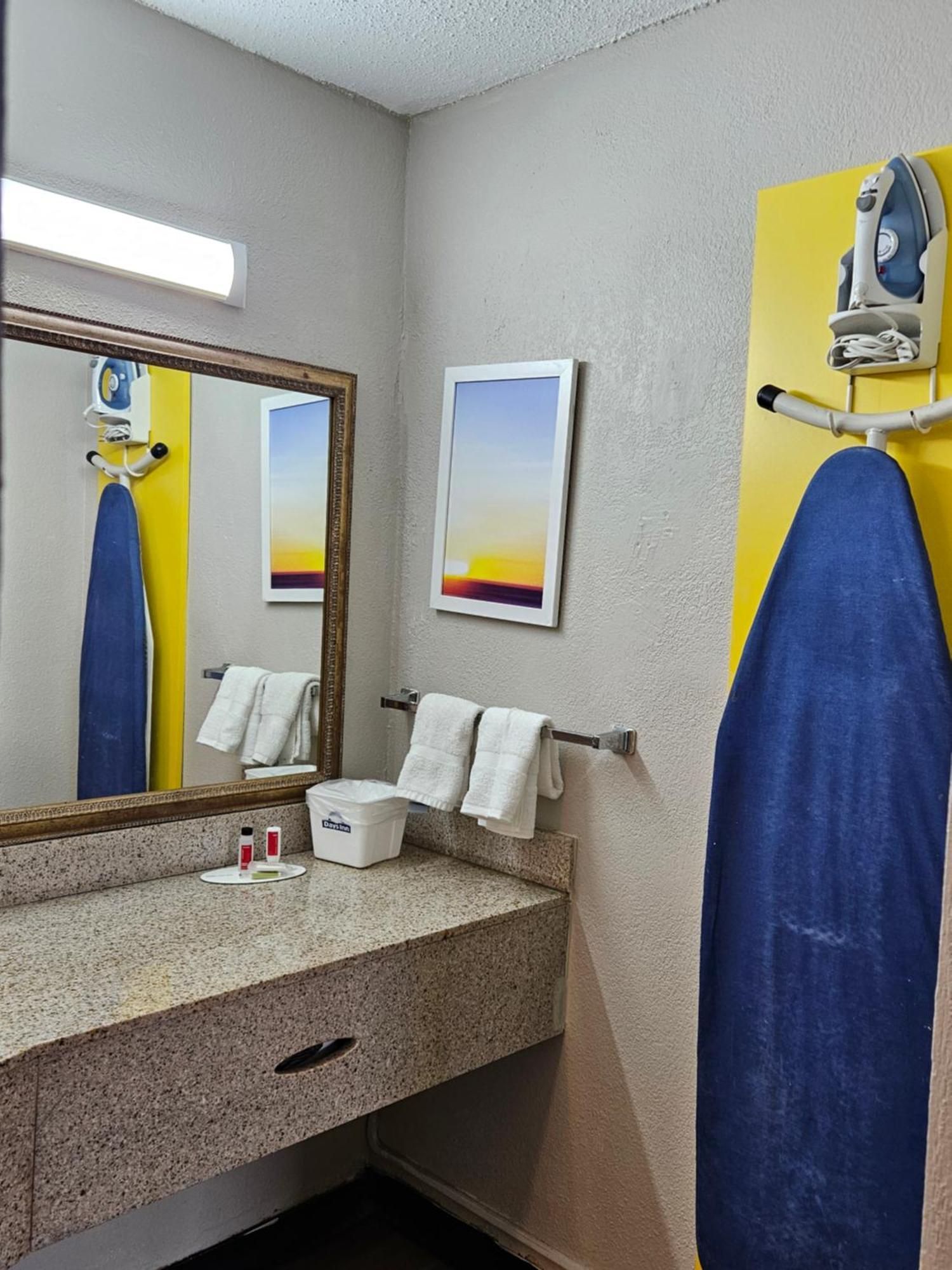 Days Inn By Wyndham Washington Buitenkant foto